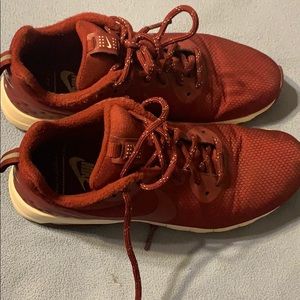 Nike burgendy size 8